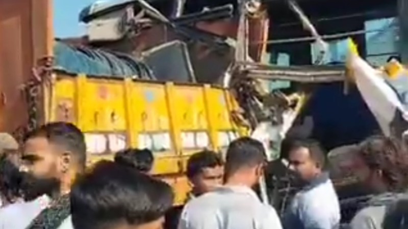 बस और ट्रेलर में टक्कर