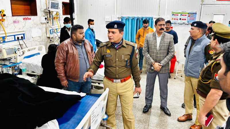 फतेहपुर जीजीआईसी स्कूल बस दुर्घटना में घायल छात्राओं से मिलने पहुंचे डीएम