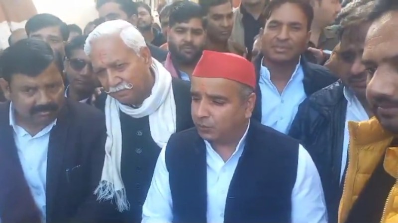 पत्रकारों से बातचीत करते सांसद धर्मेंद्र यादव