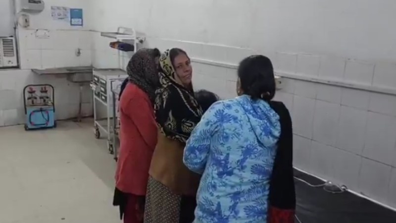 अस्पताल में रोते-बिलखते परिजन