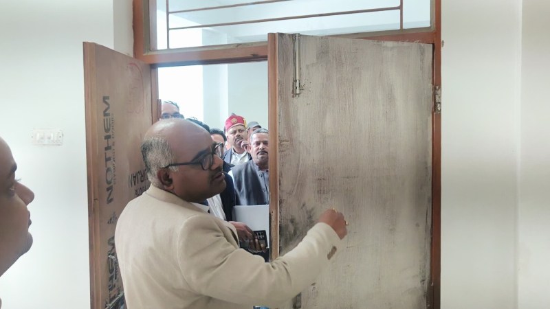 डीएम ने कहा दरवाजा मानकविहीन: ग्रीन पार्क में बन रहे हॉस्टल का निरीक्षण