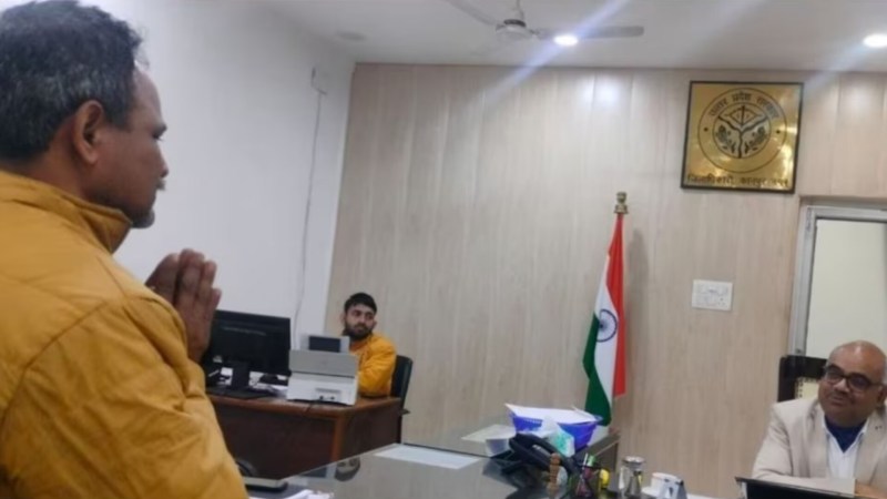 डीएम कार्यालय में इच्छा मृत्यु मांगने पहुंच ऑटो चालक