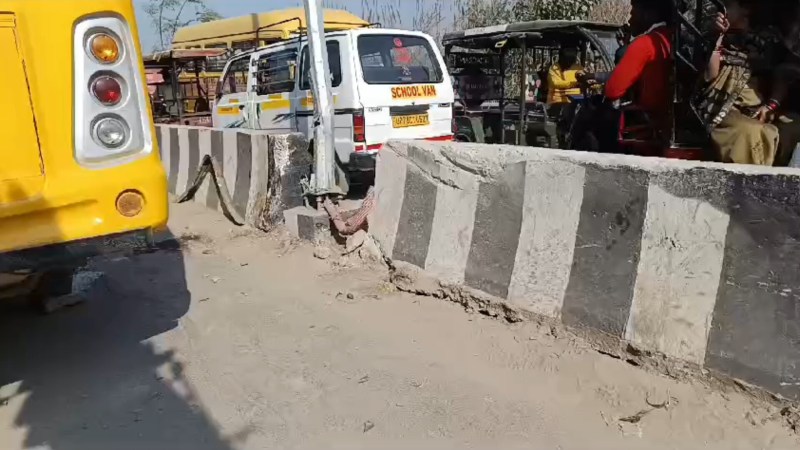 स्कूल बस दुर्घटनाग्रस्त