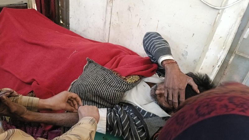 अस्पताल में उपचार कराता घायल