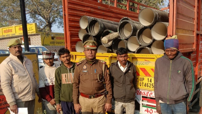 चोरी के पाइप के साथ खड़े अभियुक्त