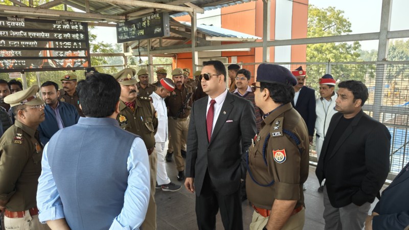 डीएम और एसएसपी पहुंचे इटावा जंक्शन रेलवे स्टेशन