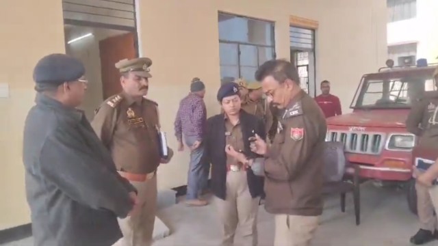 फतेहगढ़ पुलिस अधीक्षक आलोक प्रियदर्शी मौके पर पहुंचे