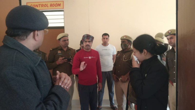 कमरे के बाहर लगी लोगों की भीड़