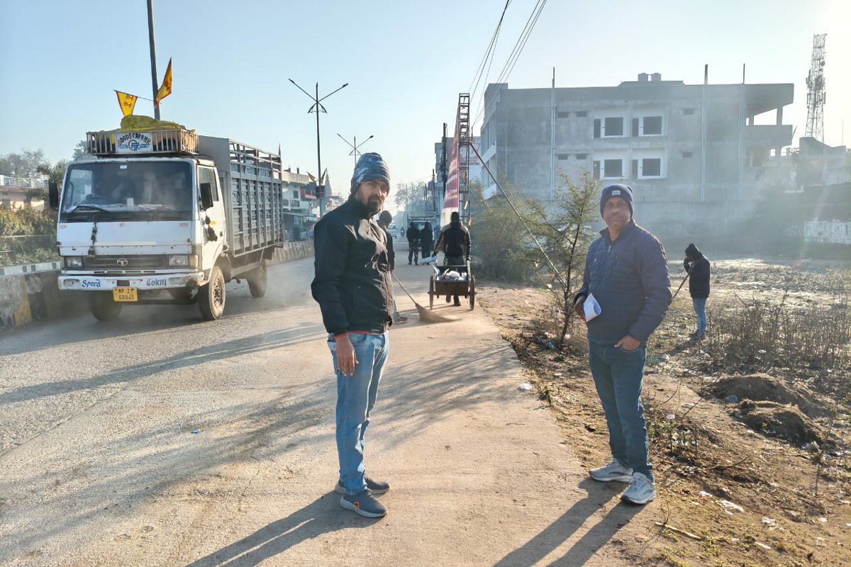 सुबह वार्डों में घूम रहे अधिकारी, टटोल रहे सफाई की नब्ज, सुधार के लिए कवायद