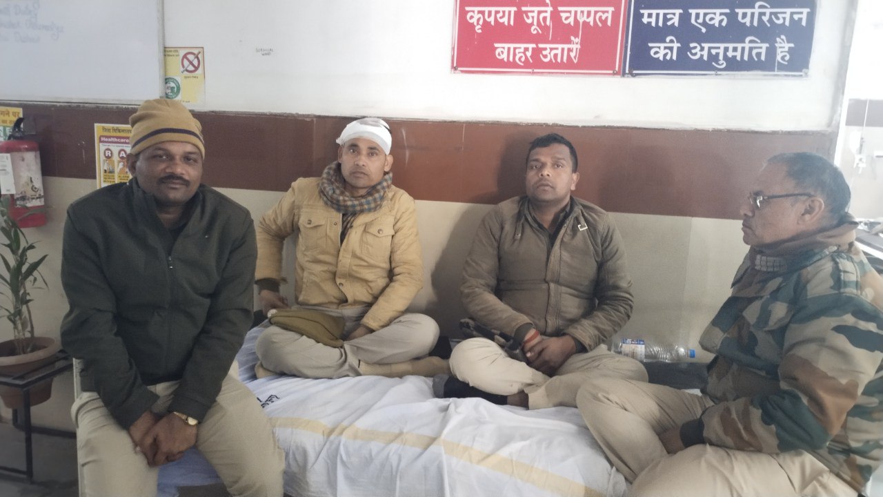 ट्रेन में यात्रियों से लूट करने चढ़े बदमाश, पुलिस ने खदेड़ा तो किया राड से हमला,
बरसाए पत्थर