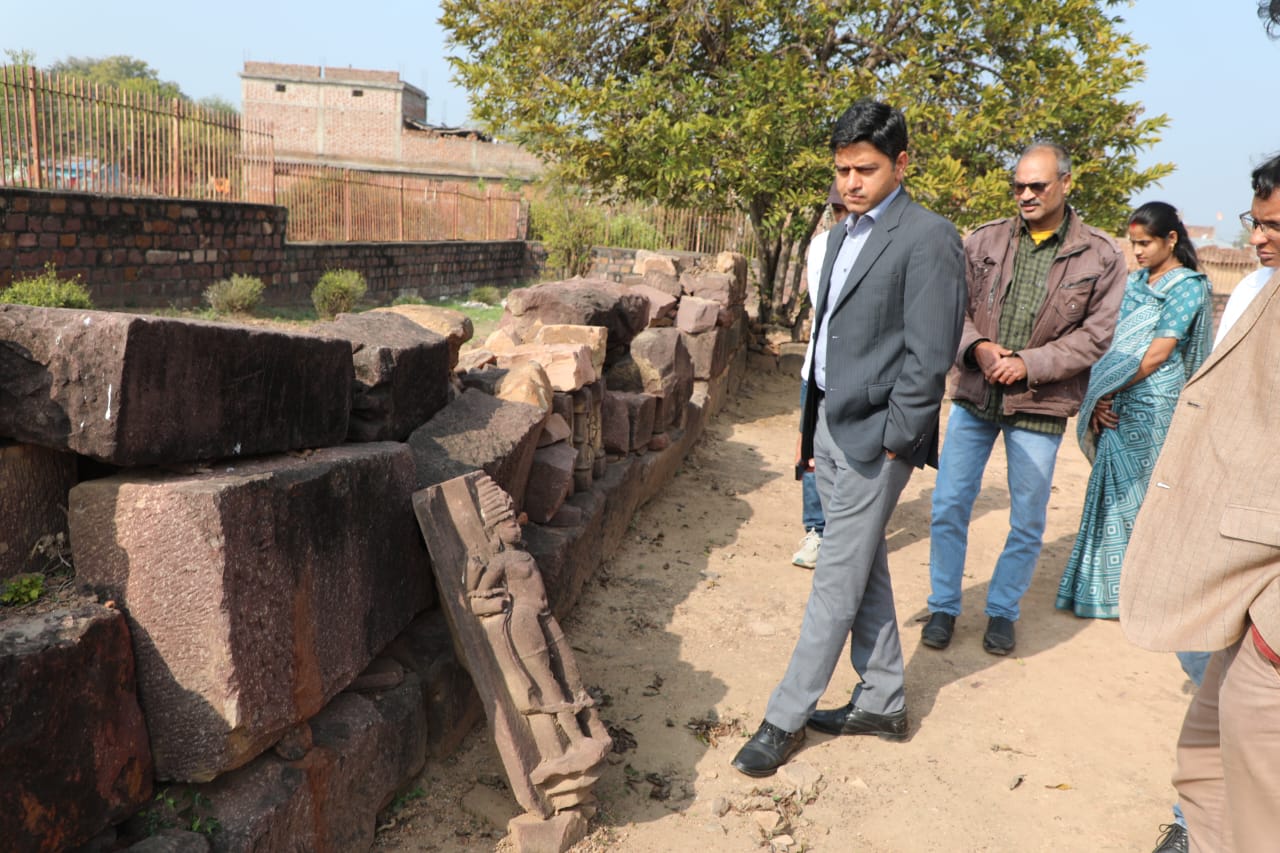 खुले में पड़ी प्राचीन मूर्तियां, संरक्षित कर करें म्यूजियम का निर्माण