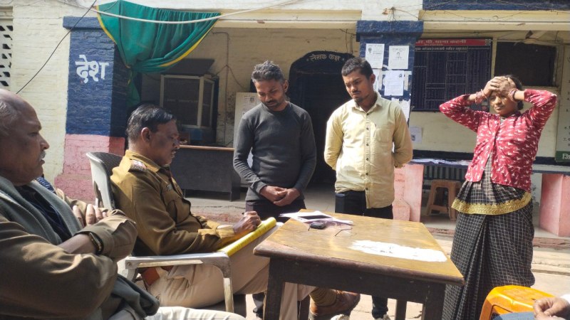 Passengers robbed in train