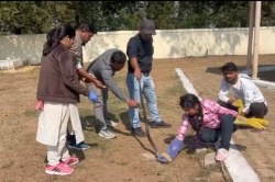 सर्पों से खेलती है बेटी: बच्चों की शरारत से घायल सर्प को मिला नया जीवन - image