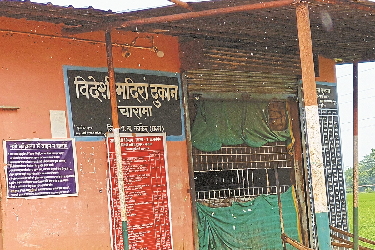 CG Liquor News: मदिरा प्रेमियों ने अंग्रेजी शराब दुकान के मैनेजर पर लगाया आरोप, जानें मामला…