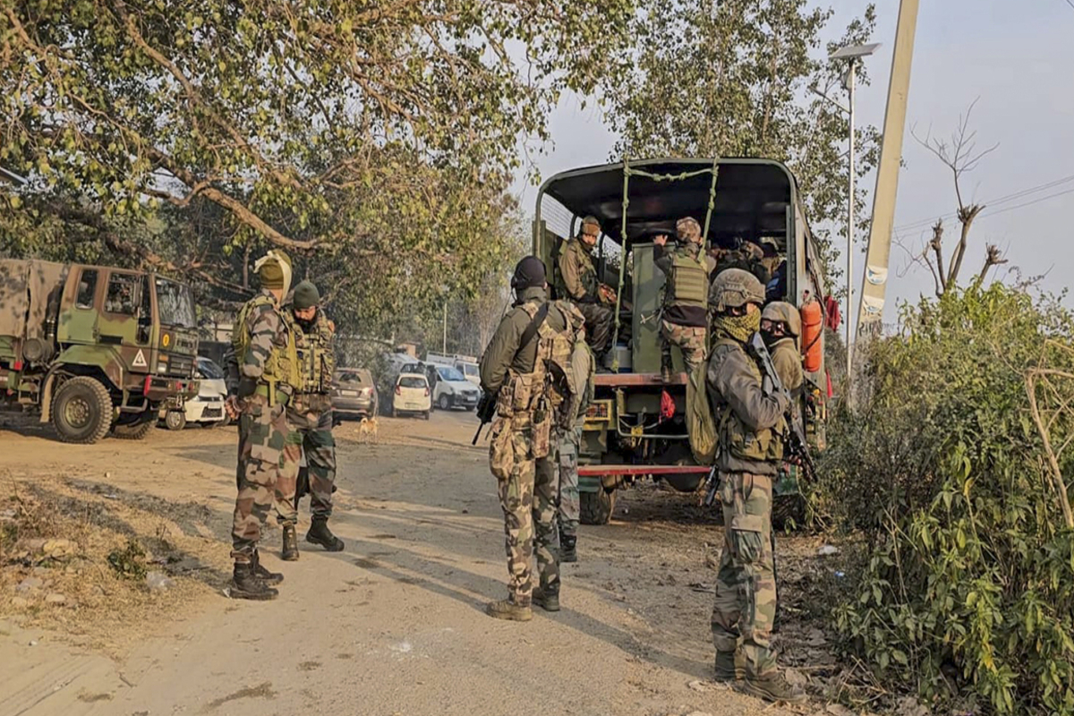 गणतंत्र दिवस से पहले कठुआ में सेना के कैंप पर फायरिंग, संदिग्ध आतंकियों के तलाश
जारी