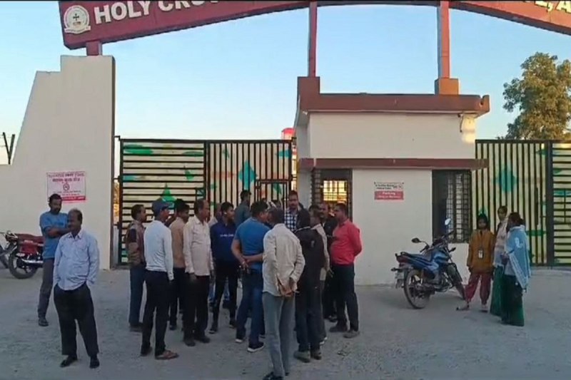 Attempt to kidnap: होली क्रॉस स्कूल के गेट से छात्रा के अपहरण की कोशिश, मुंह दबाकर ले जा रहा था बदमाश