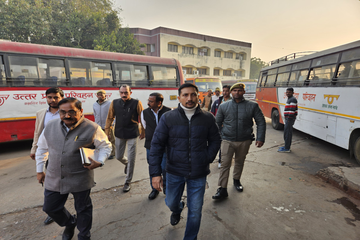 Lucknow DM Action: कैसरबाग बस अड्डे के बाहर बस खड़ी की तो होगी कार्रवाई: डीएम के
सख्त निर्देश