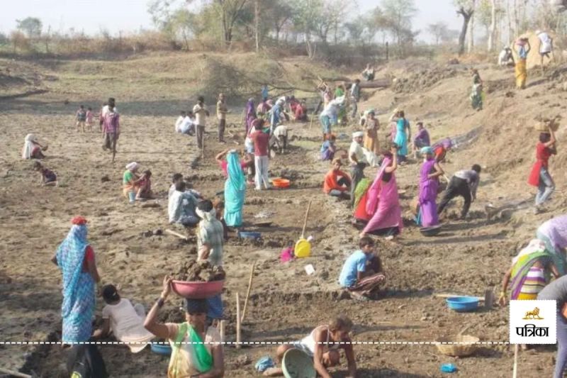 MGNREGA Amazing Fraud Workers Attendance Recorded even on Holiday