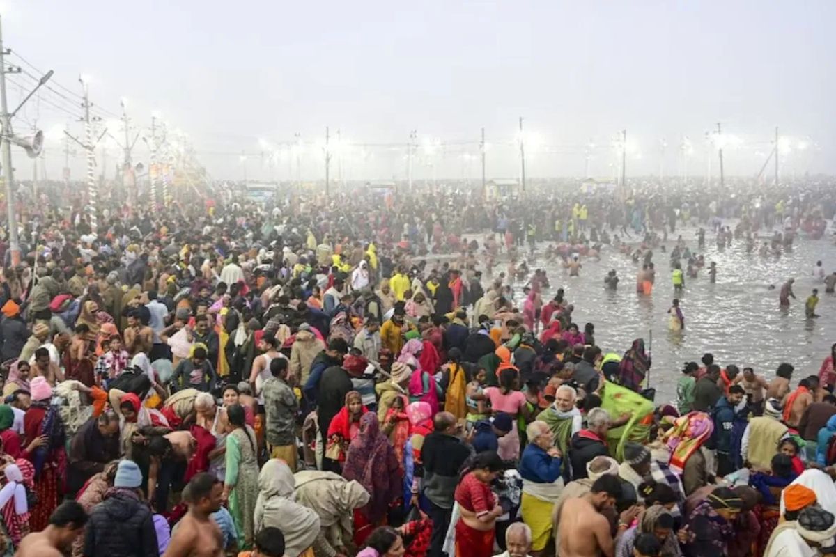 महाशिवरात्रि पर महाकुंभ का अंतिम स्नान, जापानी श्रद्धालु बोले- गंगा में डुबकी
लगाकर मिली शांति