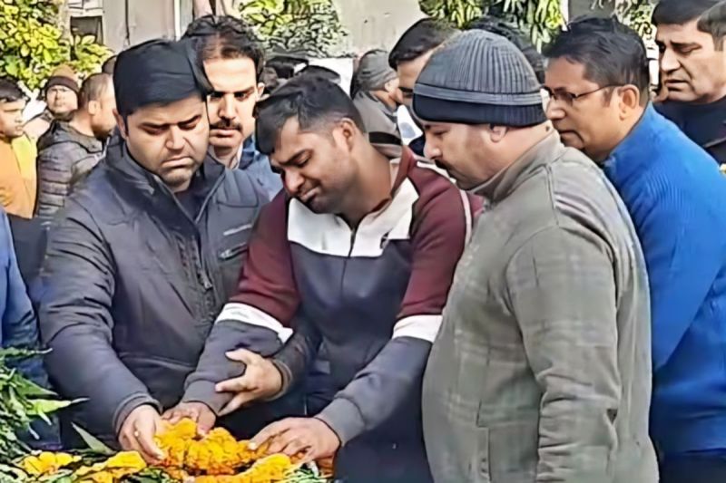 Shamli Encounter','son of Inspector Sunil Kumar','Sunil Kumar killed in Shamli encounter','Inspector Sunil Kumar family','burst into tears