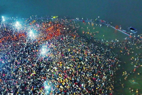 Mahakumbh 2025 Naga Sadhus took bath see supernatural scene in pictures