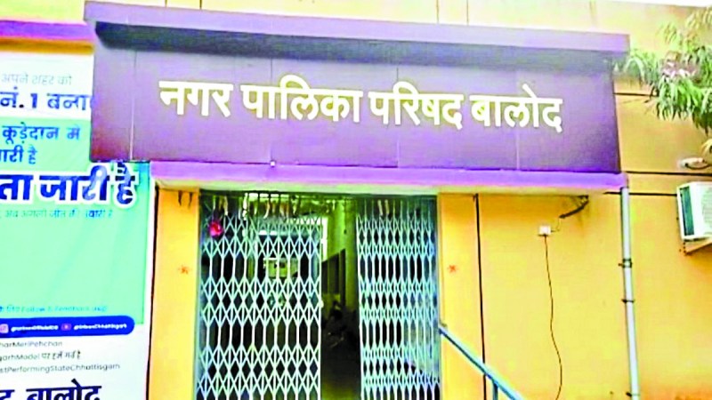 नगर पालिका अध्यक्ष विकास चोपड़ा का कार्यकाल 5 जनवरी को समाप्त हो गया। 6 जनवरी को नगर पालिका में प्रशासक के रूप में एसडीएम को जिम्मेदारी संभाल ली। इसके लिए राजपत्र में भी नगरीय प्रशासन विभाग ने अधिसूचना जारी कर दी।