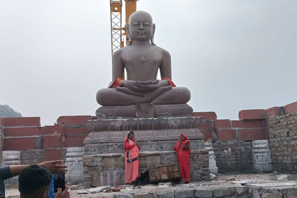 पहाडी़ बन रहा पाषाण का मंदिर, 14 फीट के भगवान की प्रतिमा हुई विराजमान