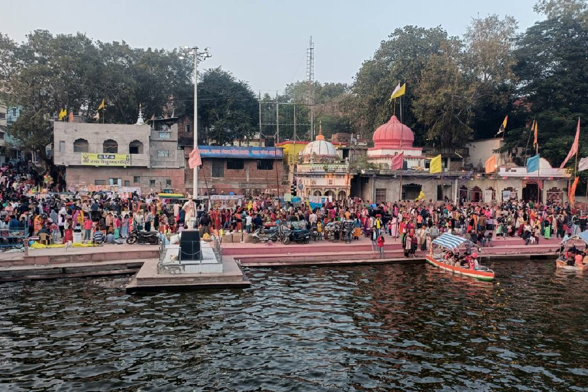 मकर संक्रांति पर चकराघाट पर भरा मेला, तिल और फूलों से हुआ भगवान शिव का श्रृंगार,
पतंगों से सजाया दरबार