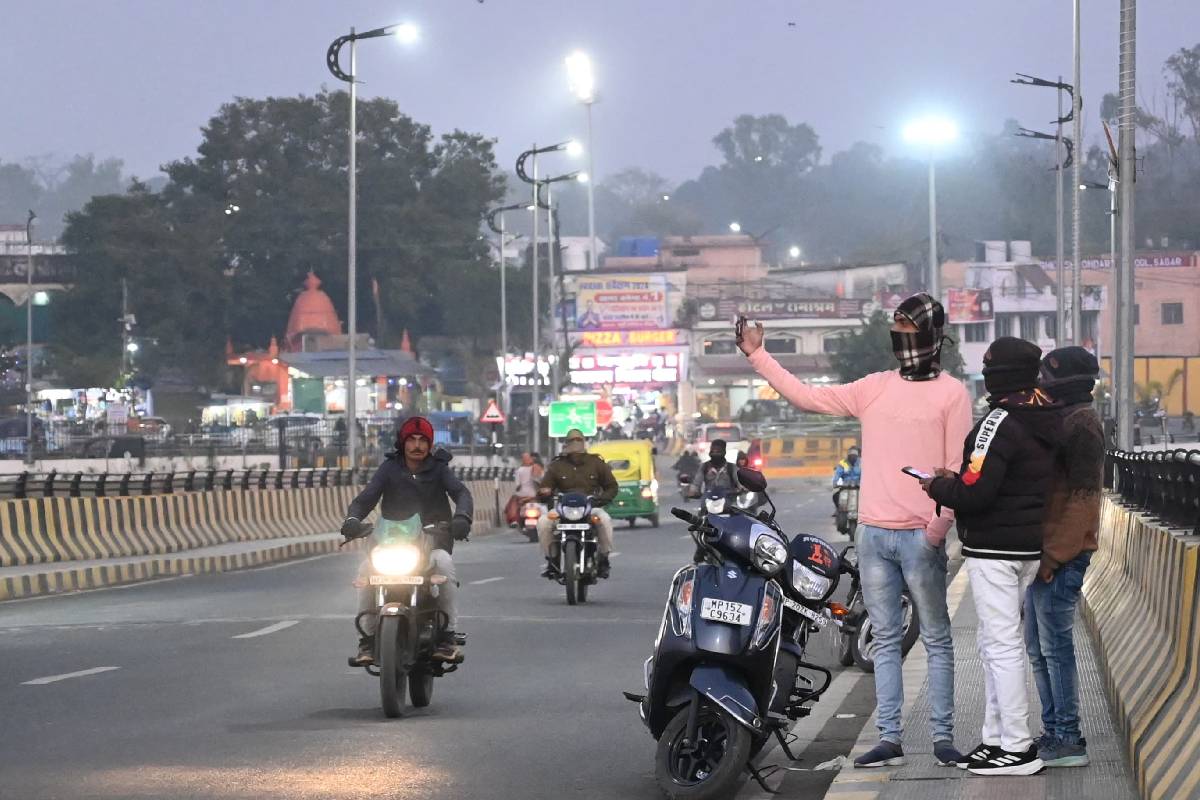 कोहरे और बादलों से ठंडा हुआ दिन, 10 किमी की रफ्तार से चली सर्द हवाओं से कांपा
शहर