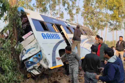 डिंडोरी में भीषण सड़क हादसा, 2 दर्जन से ज्यादा यात्री घायल, इलाज जारी - image