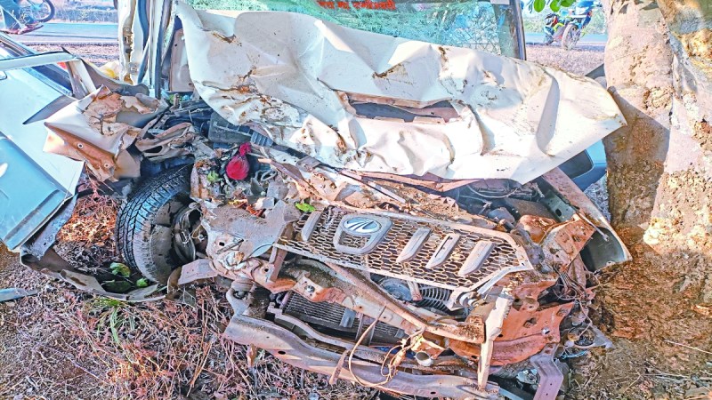 बालोद जिले में एक ओर यातायात सड़क सुरक्षा माह चल रहा है। दूसरी ओर लगातार सड़क दुर्घटना हो रही है। पिनकापार चौकी अंतर्गत ग्राम गिधवा के पास तेज रफ्तार कार पेड़ से टकरा गई। कार सवार पति-पत्नी की मौत हो गई, वहीं पांच अन्य घायल हो गए।