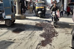 Road repairing: कांग्रेसी कर रहे थे चक्काजाम की तैयारी, इधर शहर के जर्जर सडक़ों
की मरम्मत हो गई शुरु, करना पड़ा स्थगित - image