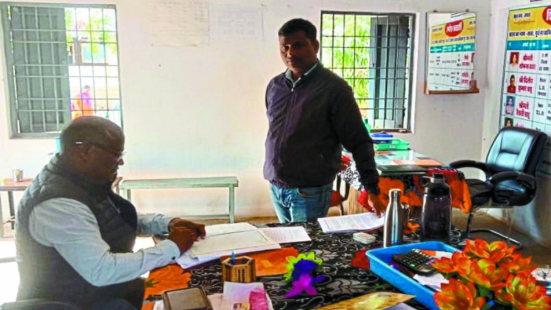 शिक्षक ने बच्चों को इतना प्रताड़ित किया कि भयभीत दो बच्चे स्कूल से भाग गए। विधायक संगीता सिन्हा के प्रतिनिधि की सजगता से स्कूल से 15 किमी दूर ठंड में ठिठुरते हुए पैदल जा रहे बच्चे सुरक्षित मिले।