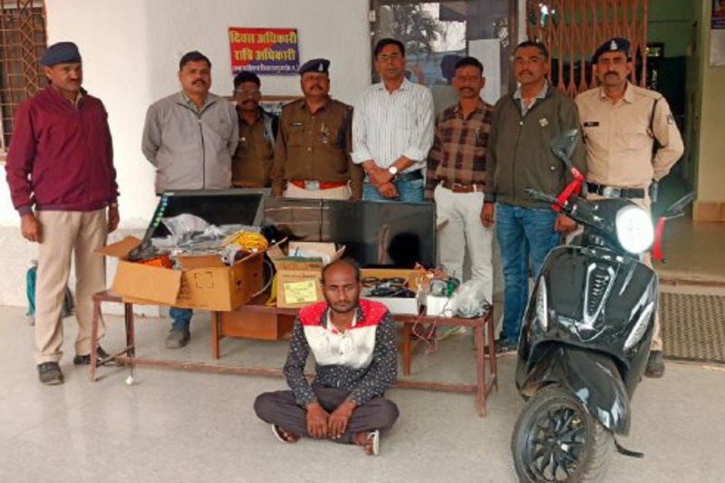 Theft in scooty show room: शो-रूम से चुरा ली स्कूटी, 11 सीसीटीवी कैमरे और डीव्हीआर, शहर का युवक गिरफ्तार