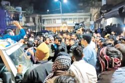 Sikar News: मंदिर के पास मांस के अपशिष्ट पर बवाल, टीपर का कांच तोड़ा, रास्ता जाम
कर किया प्रदर्शन - image