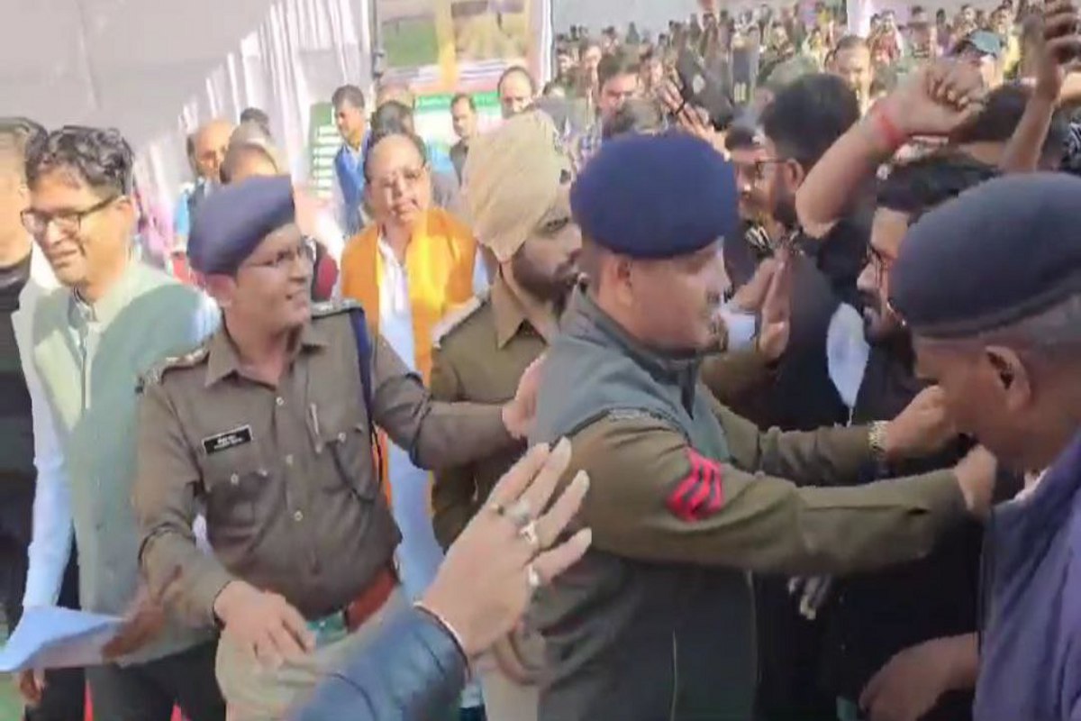 Students protest: Video: छात्रों ने वित्त मंत्री ओपी चौधरी को घेरा, नारेबाजी कर
मांगी वैकेंसी, उद्यानिकी सिखाने की बात कहने पर भडक़े