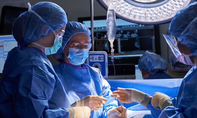 Surgeon catches cancer from patient