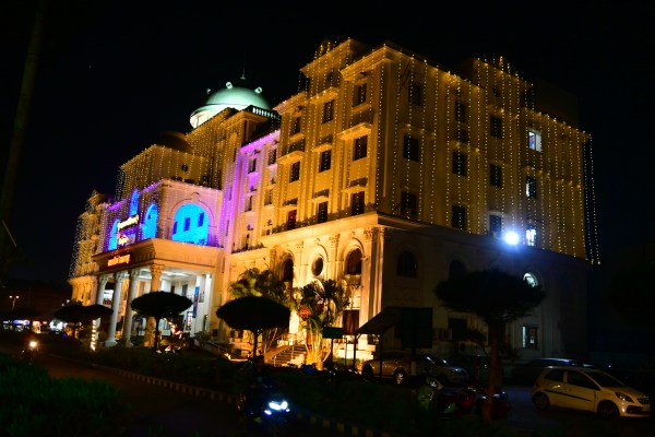 Republic Day 2025: गणतंत्र की रोशनी से जगमगाए भवन और स्मारक, देखें Photo..