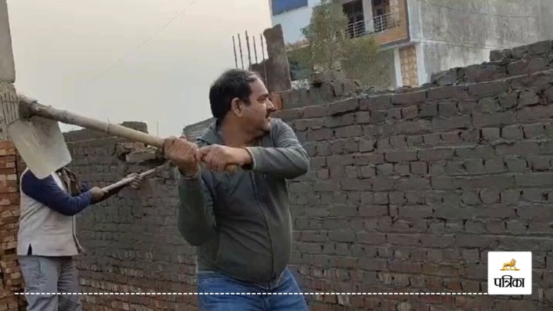 Tehsildar himself demolished wall with a shovel in Moradabad
