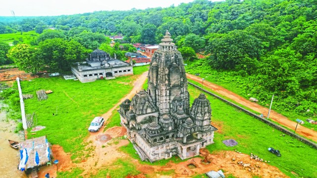 यहां नासिक स्थित त्रयंबकेश्वर ज्योतिर्लिंग धाम की तर्ज पर मंदिर का निर्माण किया जा रहा है। 