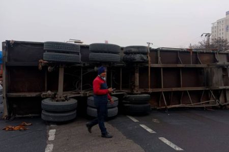 Trailer overturned again at U-turn in Bhankrota Jaipur, gas tanker accident had happened at the same U-turn a month ago