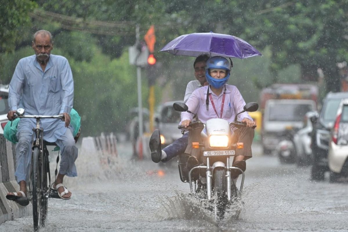 UP Rains: अगले 24 घंटे बाद बिगड़ेगा मौसम, इन जिलों में बारिश के साथ गिरेगी
बिजली, IMD Prediction