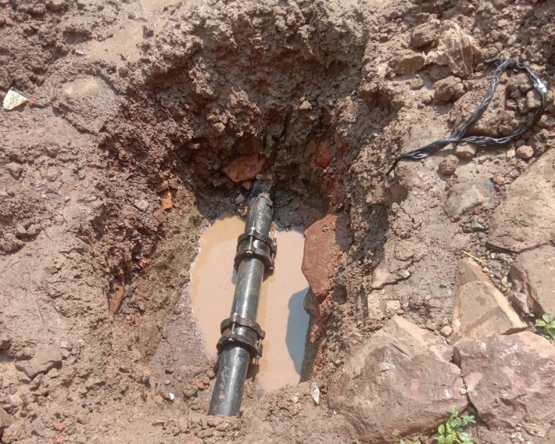 There are more than fifty leakages in the three hundred meter pipeline, but still no improvement is being made.