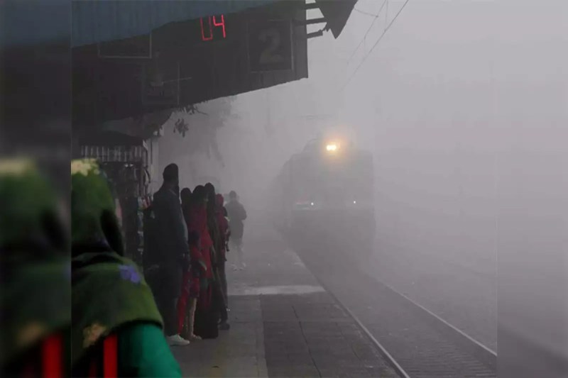 उत्तर रेलवे पर कोहरे का असर: ट्रेन संचालन हुआ प्रभावित