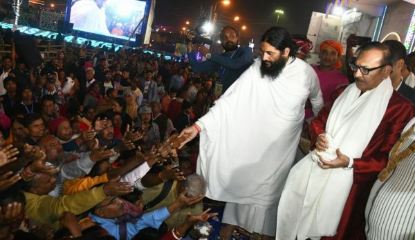 लोगों में प्रसाद वितरण करते  राज्य के बिजली मंत्री अरूप विश्वास तथा अन्य। 