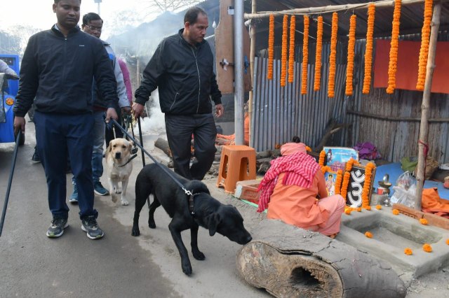 कोलकाता के बाबूघाट पर लगे सेवा शिविर में सुरक्षा जांच में जुटे सुरक्षा अधिकारी।