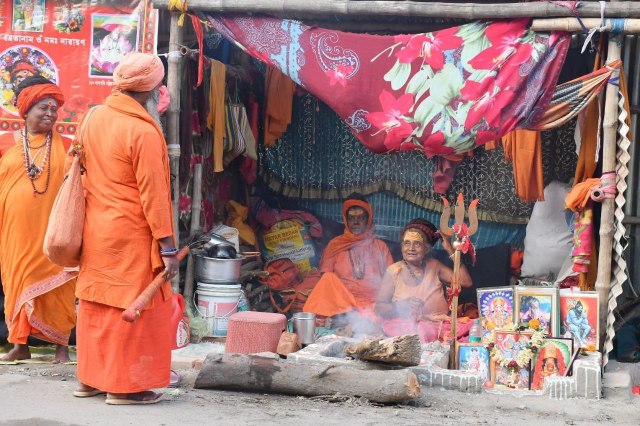 कोलकाता के बाबूघाट पर लगे सेवा शिविर में डेरा जमाए साधु-संत।