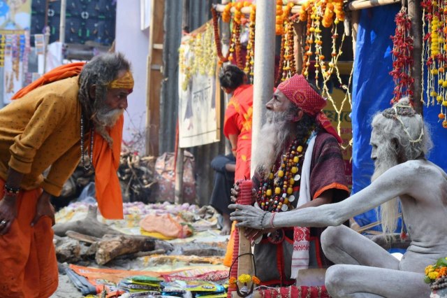 कोलकाता के बाबूघाट पर लगे सेवा शिविर में एक दूसरे से बात करते साधु-संत।