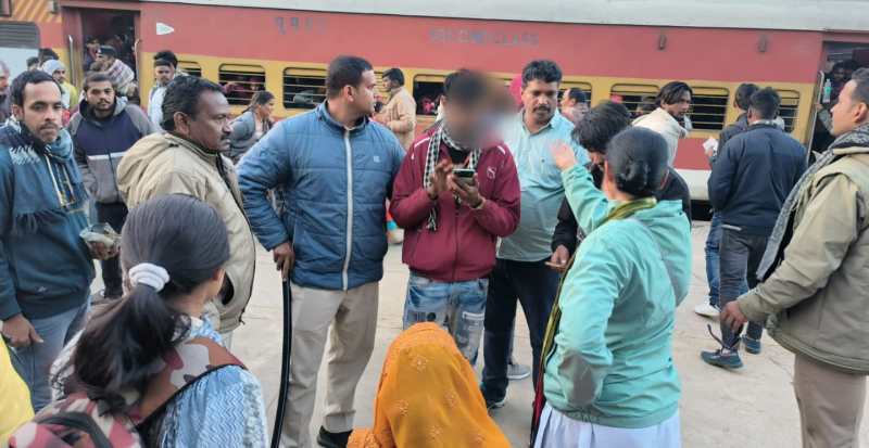 Nephew brought bride for himself, uncle said she will become your aunt, scared girl called police from moving train