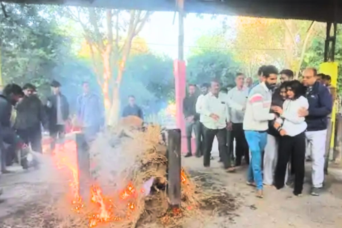 बेटियों ने पिता की अर्थी को दिया कंधा, फिर दी मुखाग्नि, नम हो गई देखने वालों की
आंखें